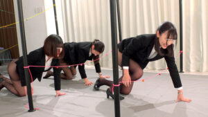【素人】一般男女モニタリングAV 「噴いたらデカチン即ハメ！牛乳浣腸だるまさんが転んだ！」デカ尻OL同僚3人組がアナルに限界までミルクを注入されたままゲームに挑戦！我慢できずにケツ穴お漏らし噴射イキ！エネマまみれの6P大乱交！│DEEP’S│dvmm00428