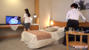 【素人】『出張先のホテルで憧れの女先輩とまさかの相部屋宿泊！次々に巻き起こるエッチなハプニングにどこまで発展してしまうのか！？』優しいキレかわ先輩と勢いでイチャラブSEX☆途中でゴムを外して快楽に溺れながら互いに腰を振りまくる♪【街角素人モニタリング♯… 月乃ことね│----│1mgnl00193